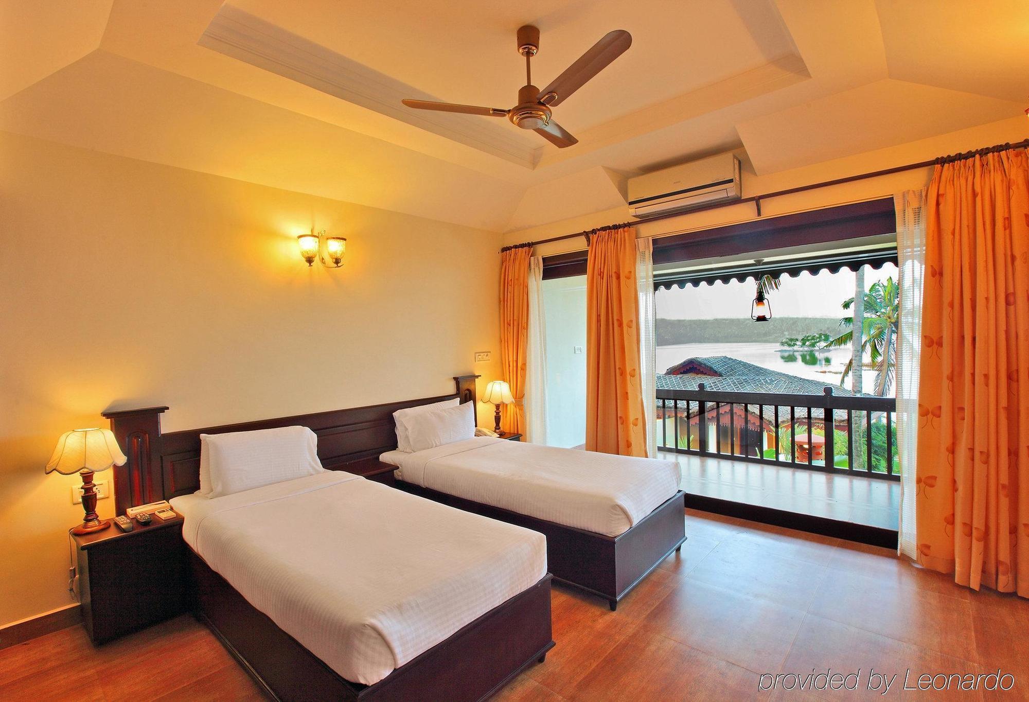 Fragrant Nature Backwater Resort & Ayurveda Spa Kollam Bilik gambar